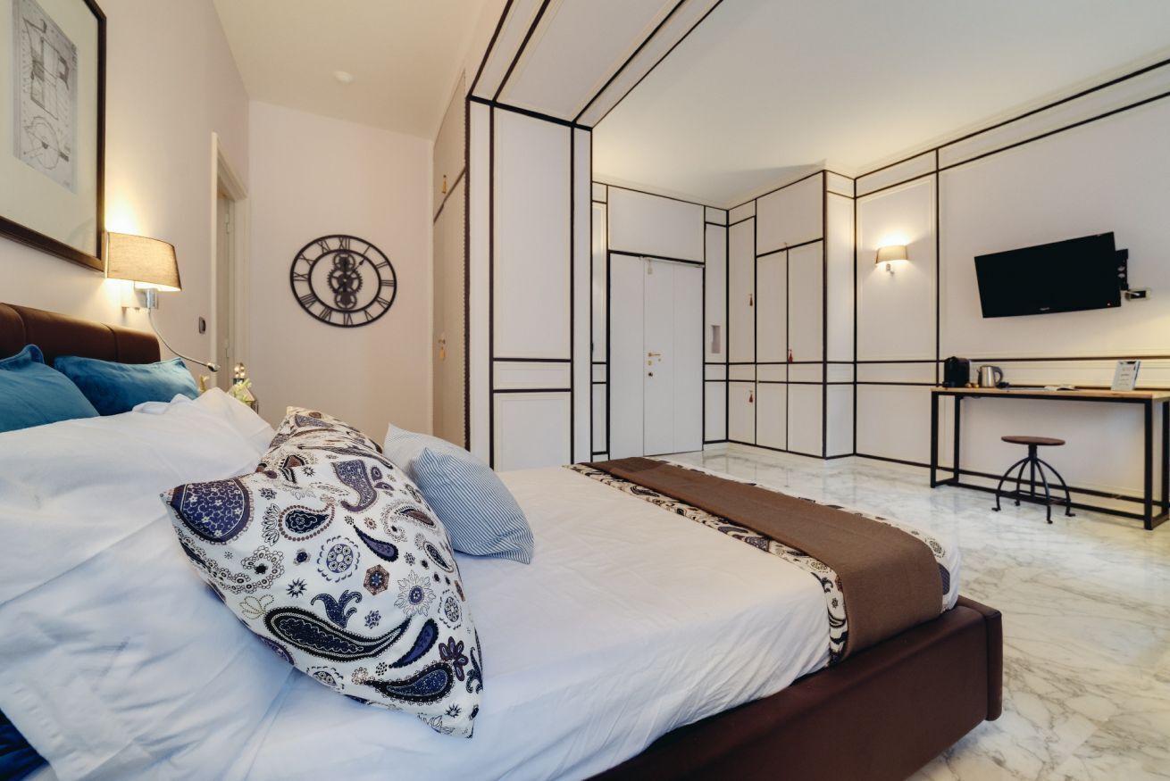 1 chambre, fer et planche à repasser, lit parapluie