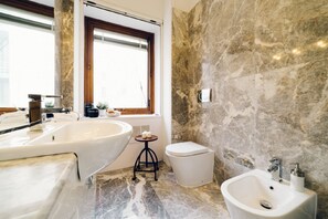 Dusche, Bidet, Shampoo