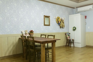 Family Studio (Sarubia)