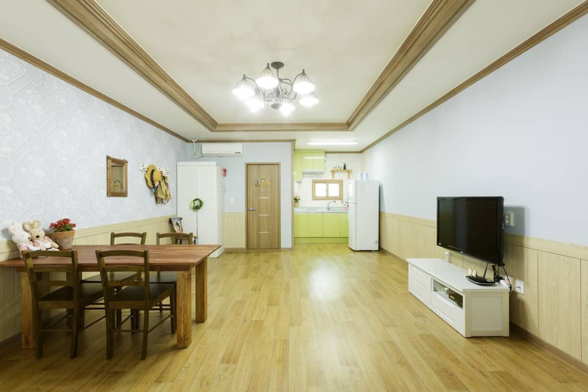 Familjestudio (Sarubia) | Individuell inredning, unika möbler och gratis wi-fi