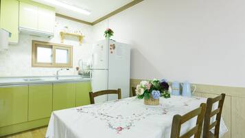 Studio Keluarga (Peppermint) | Dapur kecil pribadi | Microwave, kompor, ketel listrik, dan penanak nasi