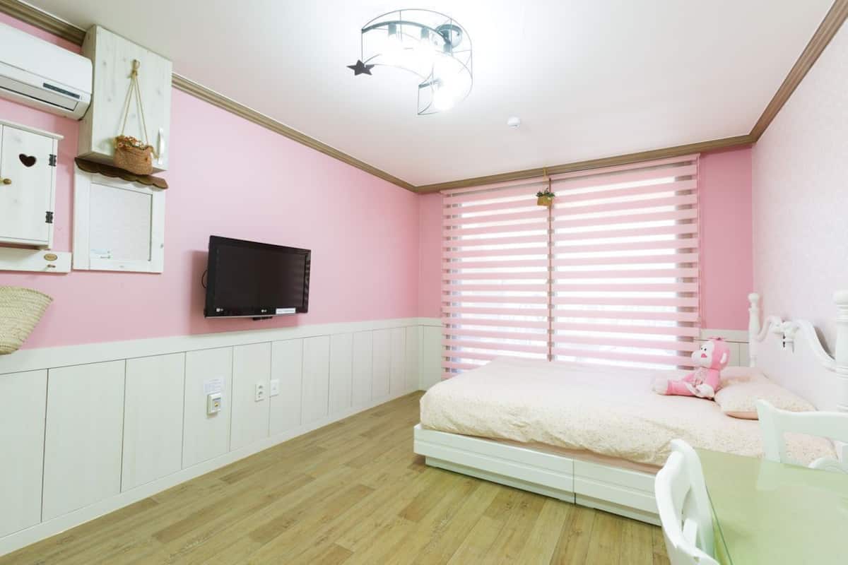 Romantic Studio (Lavender) | Free WiFi, individually decorated, individually furnished