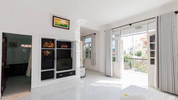 4 bedrooms, iron/ironing board, WiFi