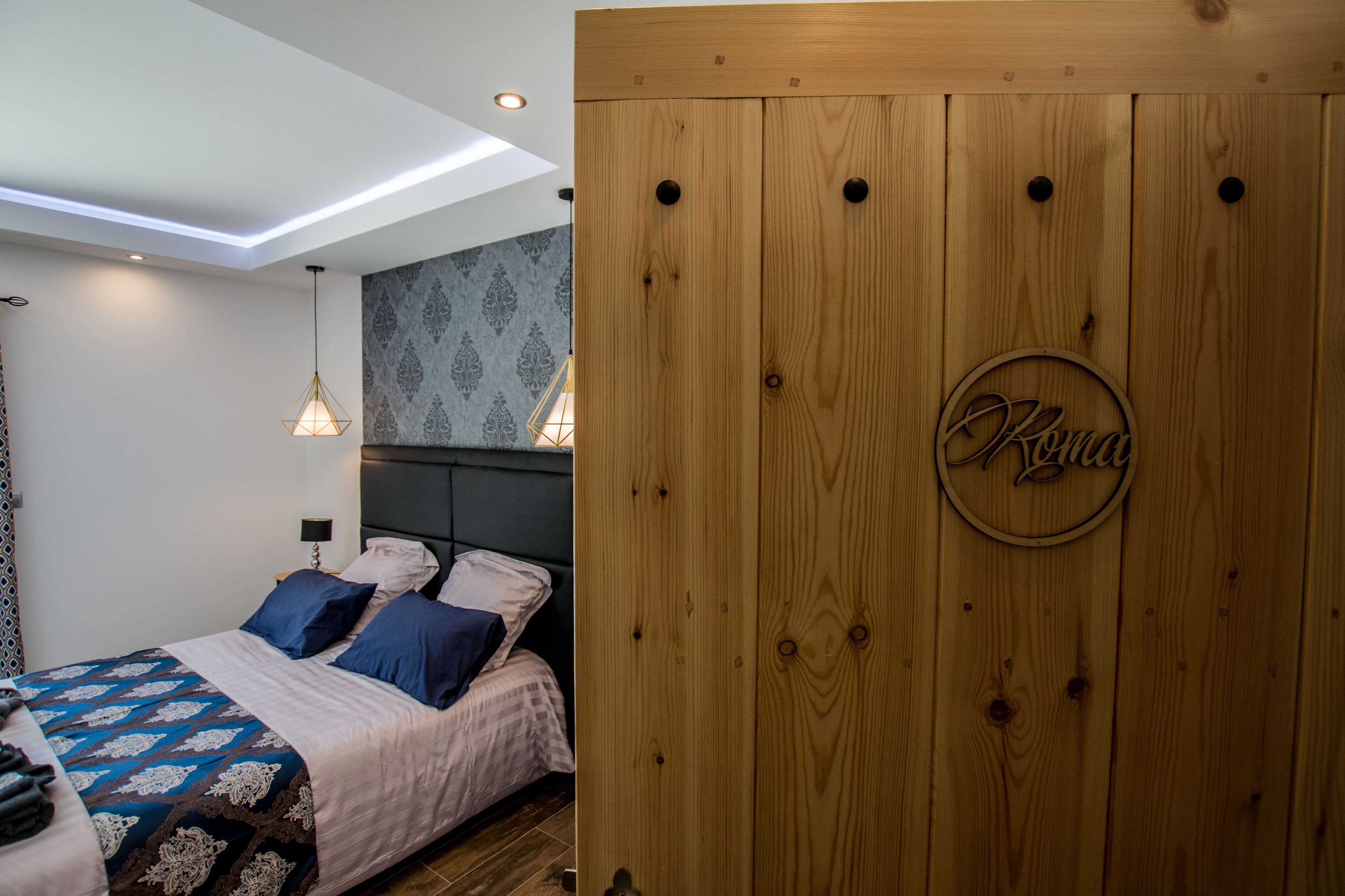 Ein Schlafzimmer mit einem Bett, einem Holzschrank und einem an der Wand befestigten Schild.