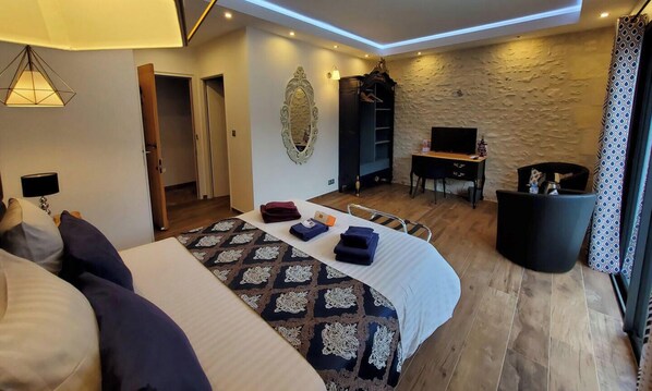 A bedroom with a bed, a TV, a wardrobe, and a desk. - Les Cuves (Chaniers)