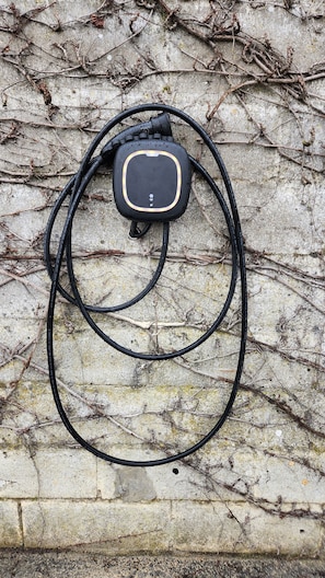 Electric vehicle charging station