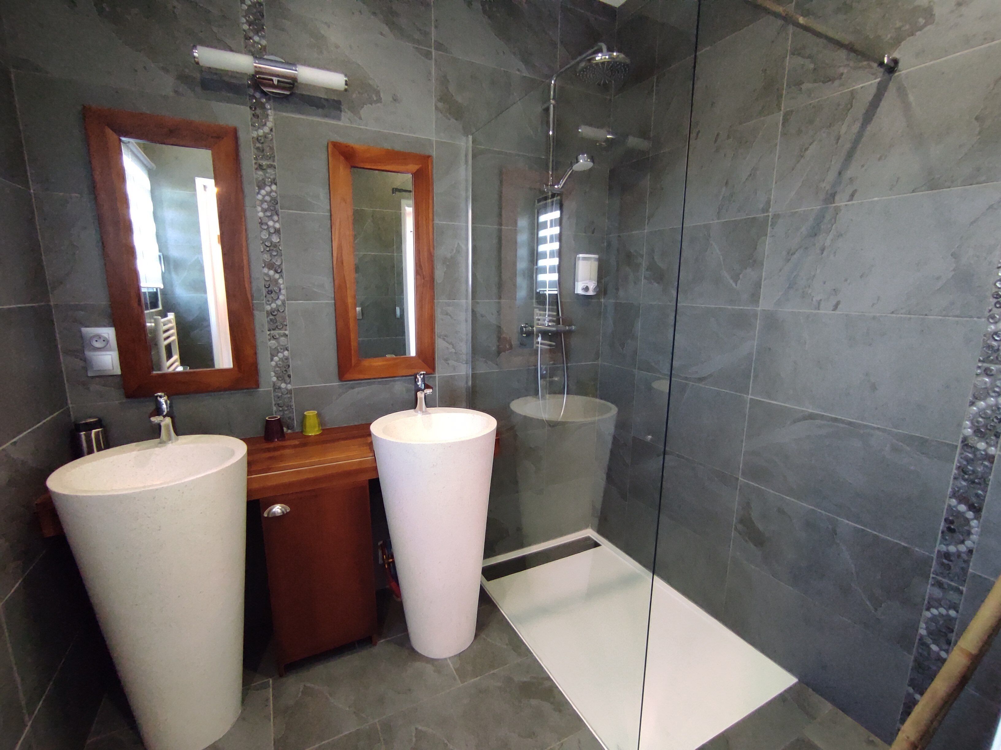Elite Double Room | Bathroom | Hair dryer, towels