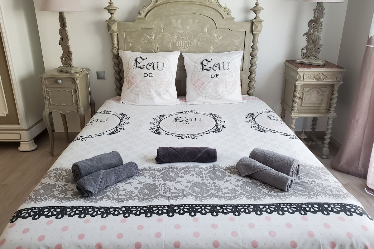 Club tweepersoonskamer | Luxe beddengoed, Select Comfort-bedden, individueel gedecoreerd