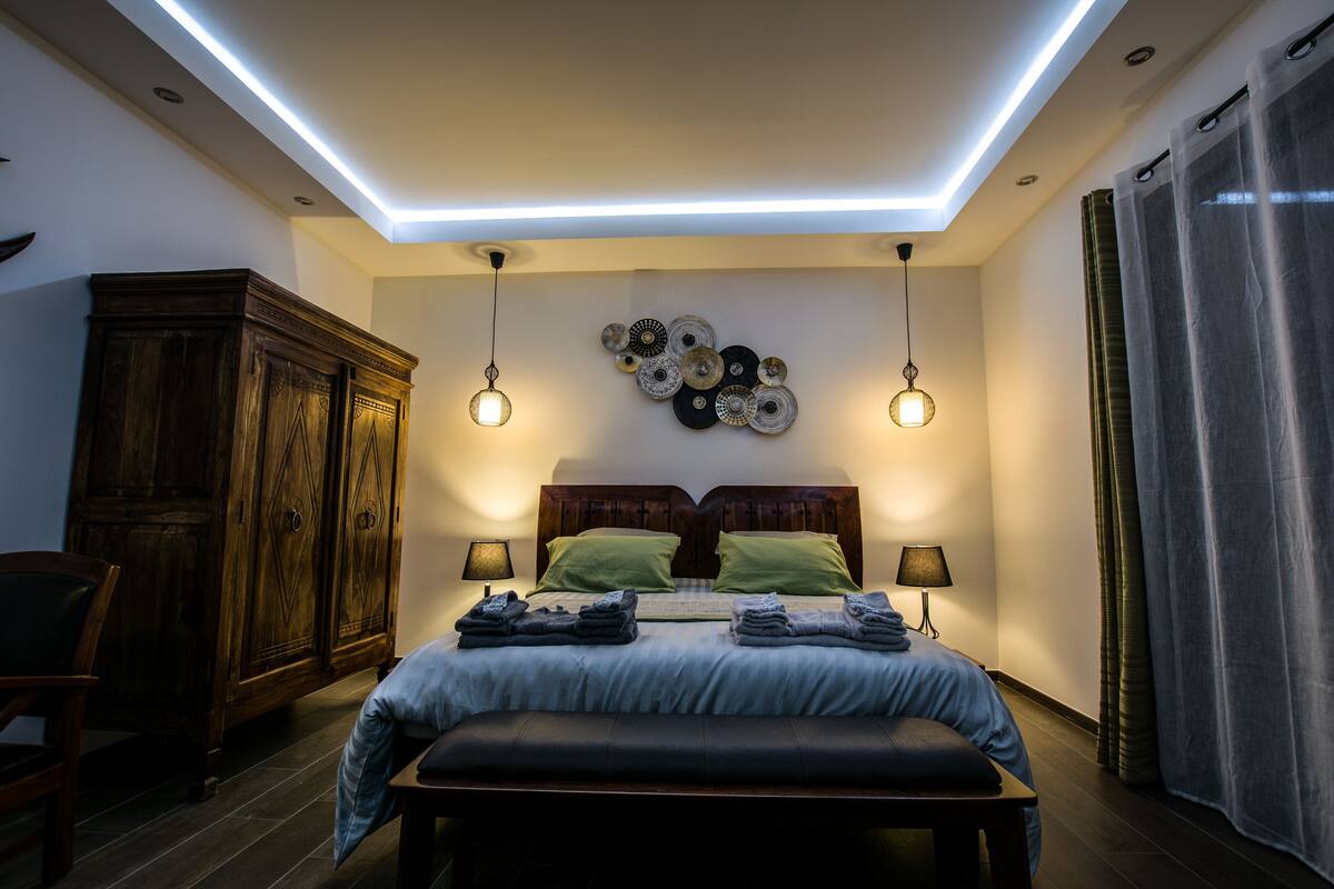 エリート ダブルルーム | 高級寝具、セレクト コンフォート製ベッド、デスク、防音設備