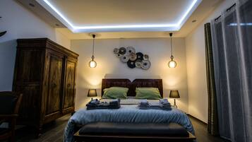 Un dormitorio moderno con una cama, lámparas de noche, un armario de madera y una obra de arte en la pared.