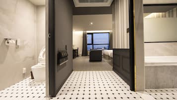 Secador de pelo, batas, pantuflas, bidet
