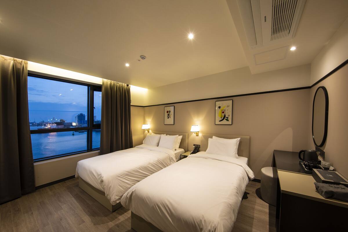 Deluxe-Zweibettzimmer, Meerblick | Schallisolierte Zimmer, kostenloses WLAN