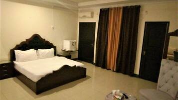 Doppelzimmer | Verdunkelungsvorhänge, schallisolierte Zimmer, kostenloses WLAN