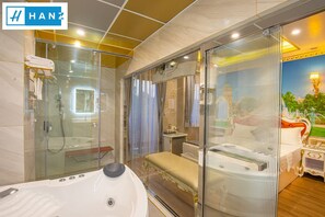 Estudio de lujo, bañera de hidromasaje | Bañera profunda