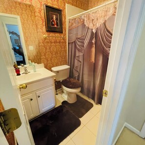 Kombinert dusj/badekar, boblebad, hårføner og håndklær