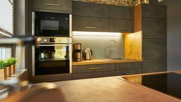 Kühlschrank, Mikrowelle, Ofen, Geschirrspüler