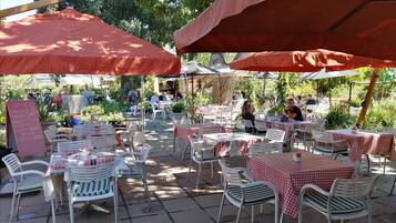 Breakfast and lunch served, local and international cuisine