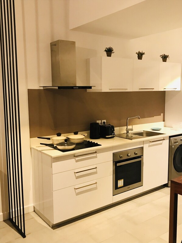 Réfrigérateur, micro-ondes, four, plaque de cuisson