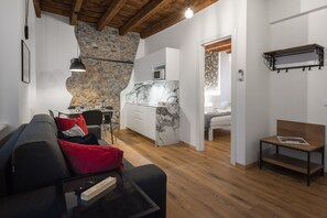 Apartment, 1 Schlafzimmer | Wohnbereich | 32-Zoll-Flachbildfernseher mit Digitalempfang, Fernseher