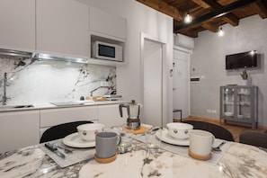 Apartamento, 1 quarto | Cozinha privada | Geladeira, micro-ondas, cooktop, cafeteira/chaleira