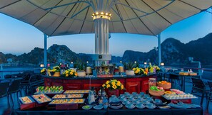 Buffet - Paradise Grand Cruise (Ha Long)