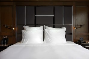 Premium bedding, down comforters, Tempur-Pedic beds, minibar - Paradise Grand Cruise (Ha Long)