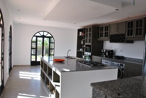 Refrigerador, microondas, placa de cocina, cafetera/tetera