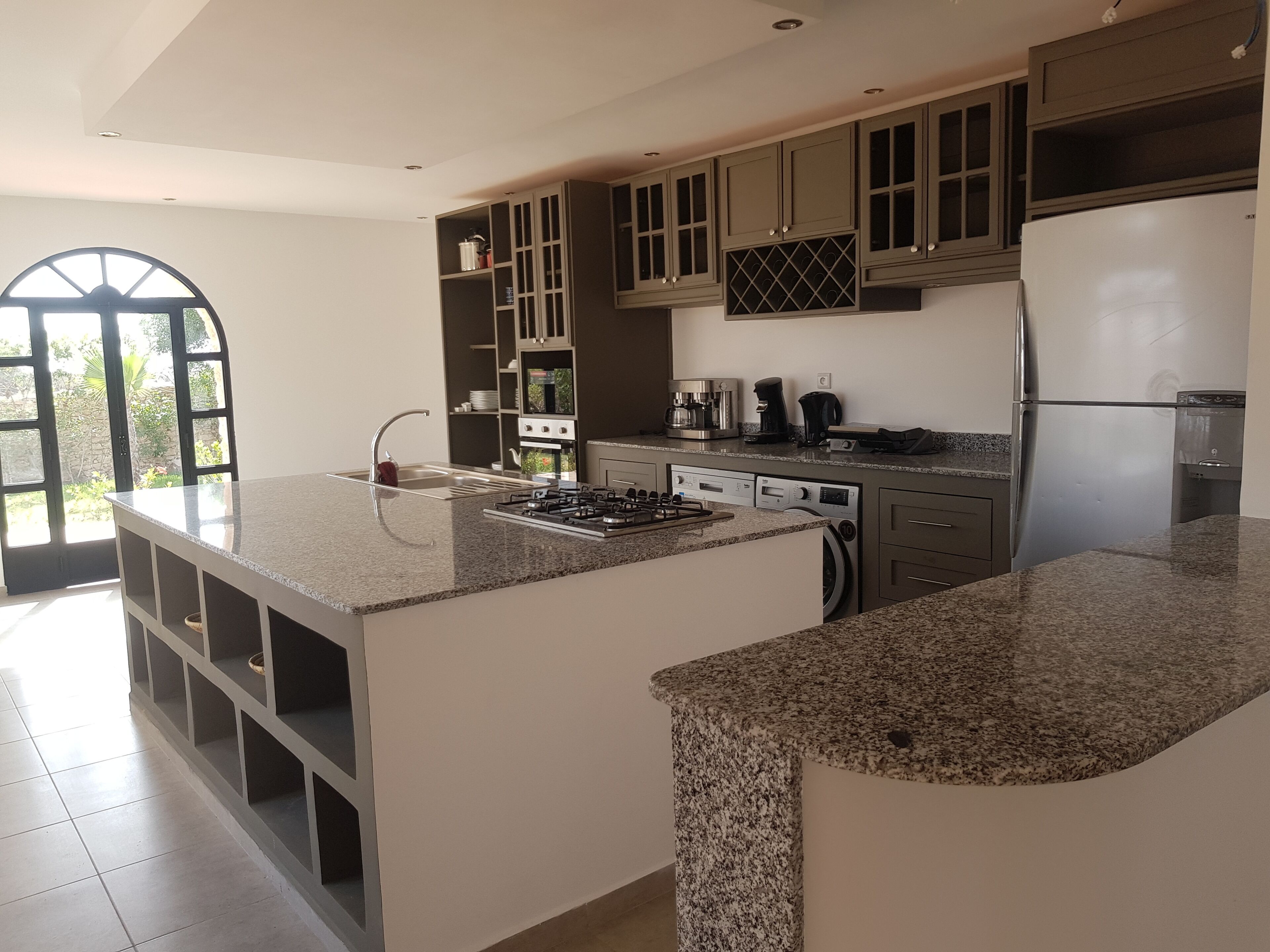 冷蔵庫、電子レンジ、コンロ、コーヒー / ティーメーカー