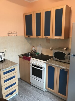 Departamento | Cocina privada | Refrigerador con congelador, microondas, horno y parrilla de estufa