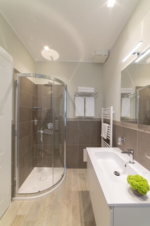 Habitación Deluxe doble | Baño | Ducha y cabezal de ducha tipo lluvia