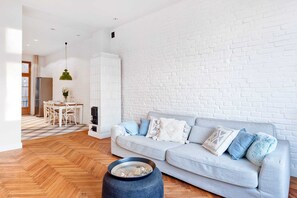 Design-Apartment | Wohnzimmer | 43-Zoll-Flachbildfernseher mit Digitalempfang, LCD-Fernseher, Netflix