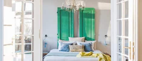 Design Apartment | 1 bedroom, desk, laptop workspace, blackout curtains