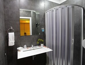 Family Room | Bathroom | Shower, rainfall showerhead, towels - B&B Chiaia Relax (Naples)