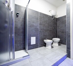 Comfort Triple Room | Bathroom | Shower, rainfall showerhead, towels - B&B Chiaia Relax (Naples)