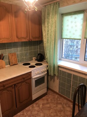 Apartment | Private kitchen | Fridge, microwave, oven, stovetop - Apartment on Alleya Truda 6 (Bolshoy Kamen)