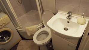Studio Apartment | Bad | Dusj, hårføner, håndklær og såpe
