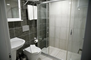 Shower, rainfall showerhead, free toiletries, hair dryer