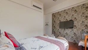 Standard Double Room | Desk, blackout drapes, soundproofing, free WiFi - Atayal Villa (Datong)