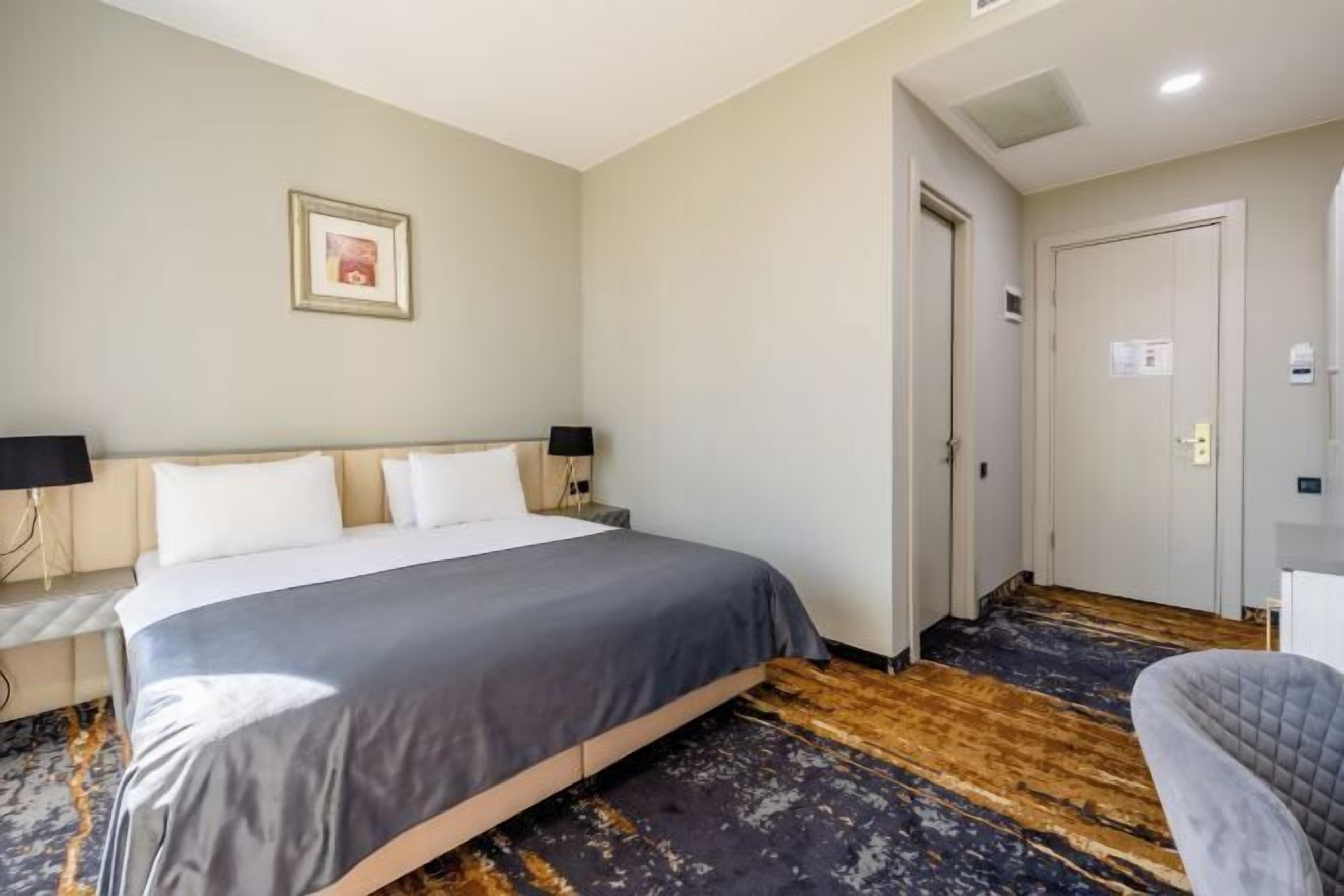 Ropa de cama de alta calidad, minibar y escritorio 