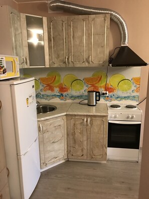 Appartement | Privékitchenette | Een koelkast, een kookplaat, een waterkoker, kookgerei, borden en bestek