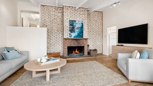 Smart TV, fireplace, video games, books - Willowdene | Coastal Entertainer with Pool Spa and Tennis Court (Rye)