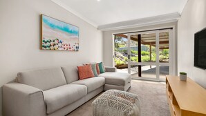 Smart TV, fireplace, video games, books - Willowdene | Coastal Entertainer with Pool Spa and Tennis Court (Rye)