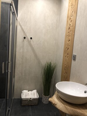 Sèche-cheveux, peignoirs, serviettes fournies, papier toilette