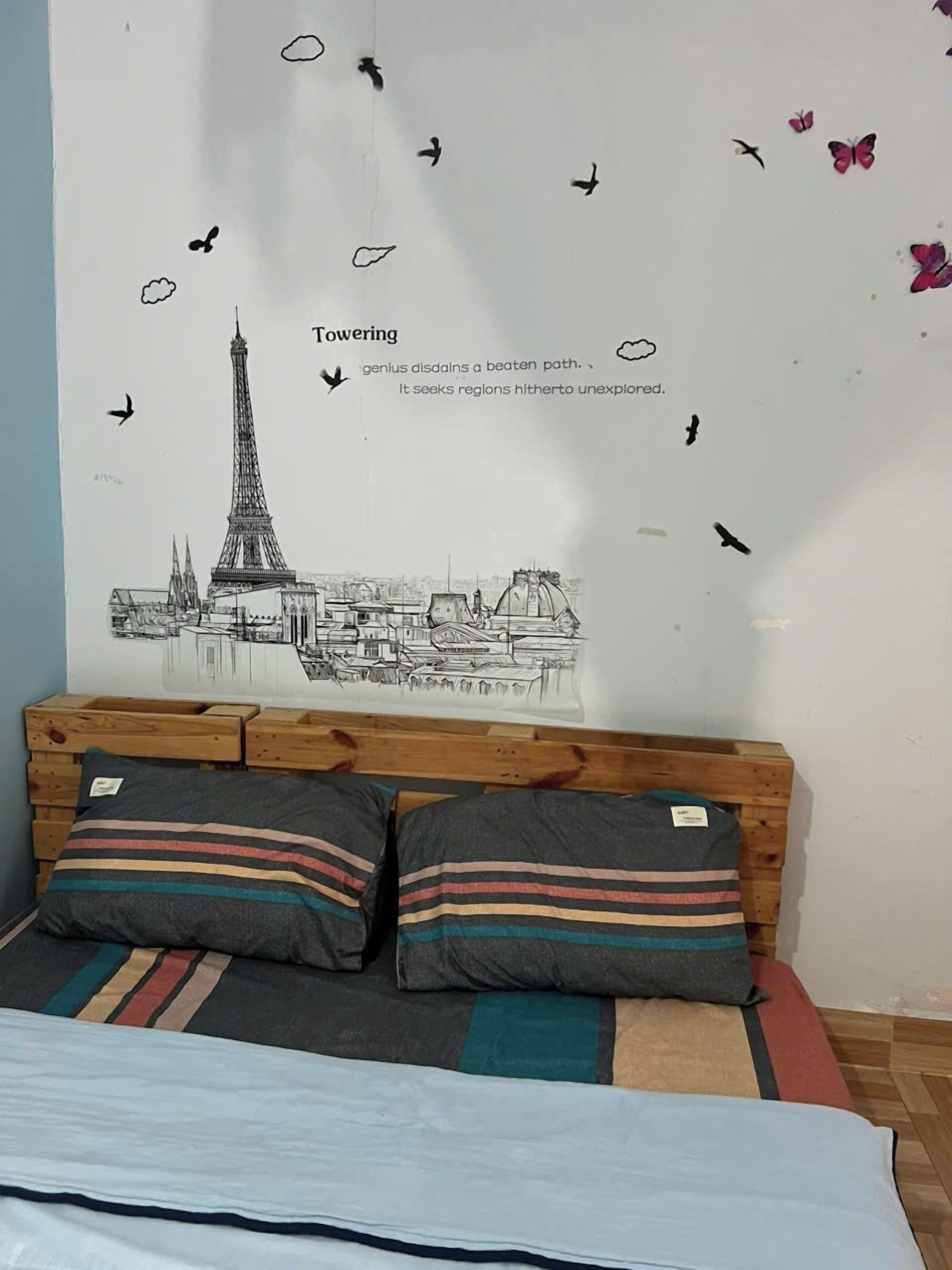 Chambre Double Standard, salle de bains commune | Literie de qualité supérieure, décoration personnalisée, bureau