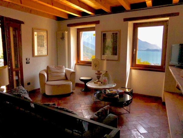 Fernseher, Kamin, Bücher, Stereoanlage