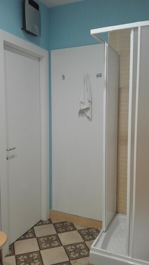 Shower, rainfall showerhead, towels - Napoli Experience (Naples)