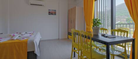 غرفة سوبيريور - بشرفة - منظر للحديقة | أغطية فراش متميزة وألحفة محشوة بالريش ومكتب ومكواة/لوح كي