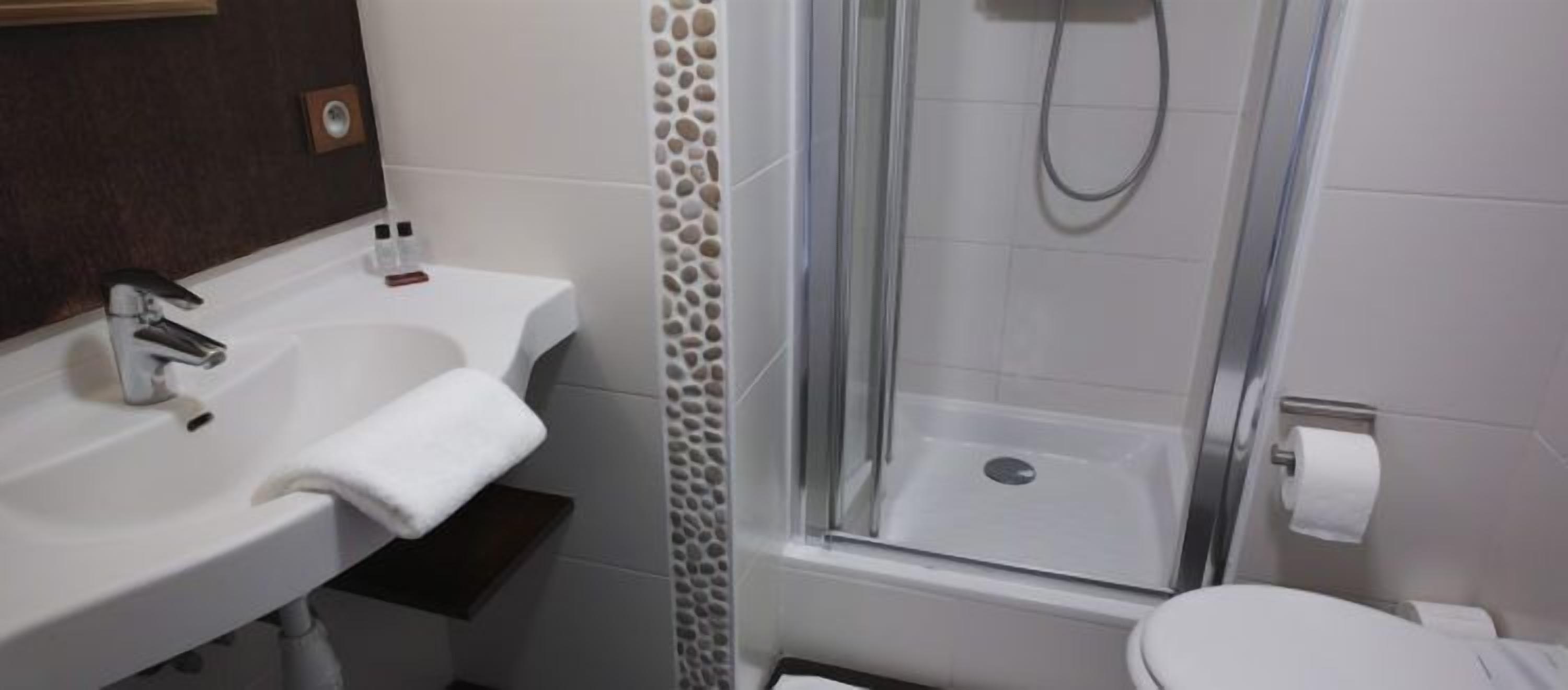 double room | bathroom | shower, free toiletries, hair dryer, towels