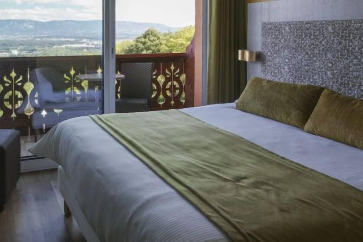 double room | 1 bedroom, in-room safe, desk, blackout curtains