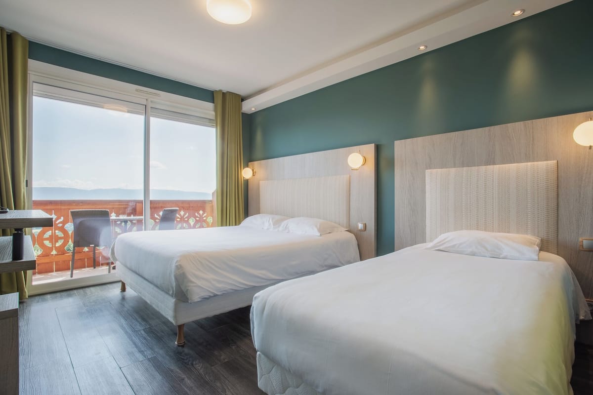 Quarto triplo | Cofres nos quartos, escrivaninha, cortinas blackout